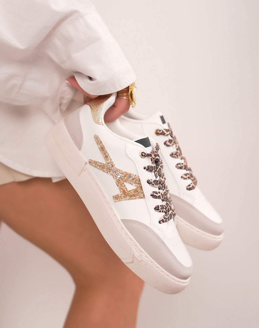 Baskets femme blanches tendance à motif pailleté doré et lacets léopard
