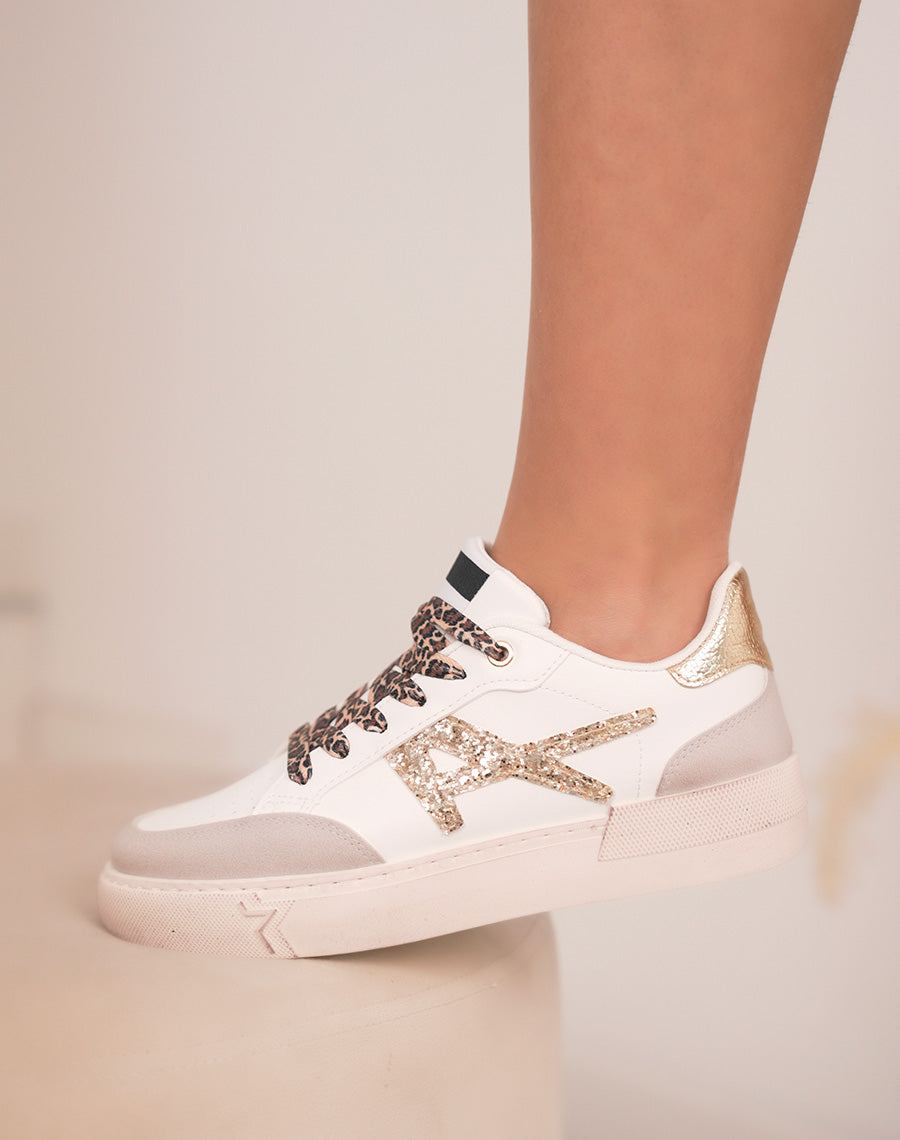 Baskets femme blanches tendance à motif pailleté doré et lacets léopard