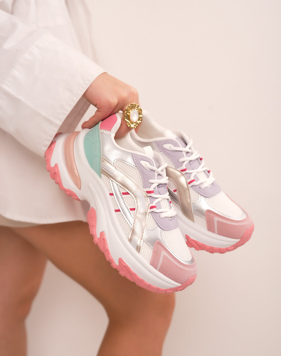 Baskets femme blanches pastel tendance à semelle épaisse et détails multicolores