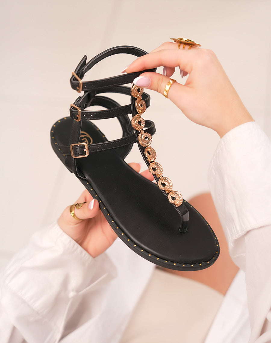 Sandales femme noires tendance à entre-doigt avec brides et coquillages dorés