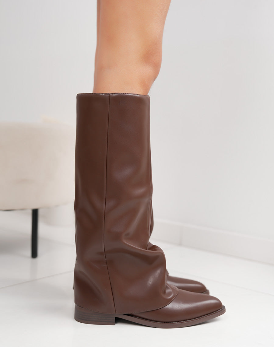 Bottes femme marron élégantes avec revers et petit talon plat