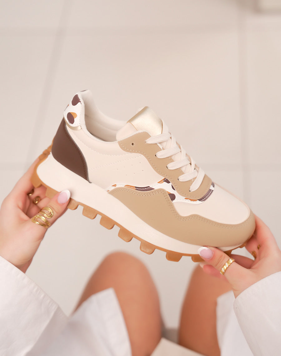 Baskets femme beiges et marron tendance avec semelle crantée et détails vachette