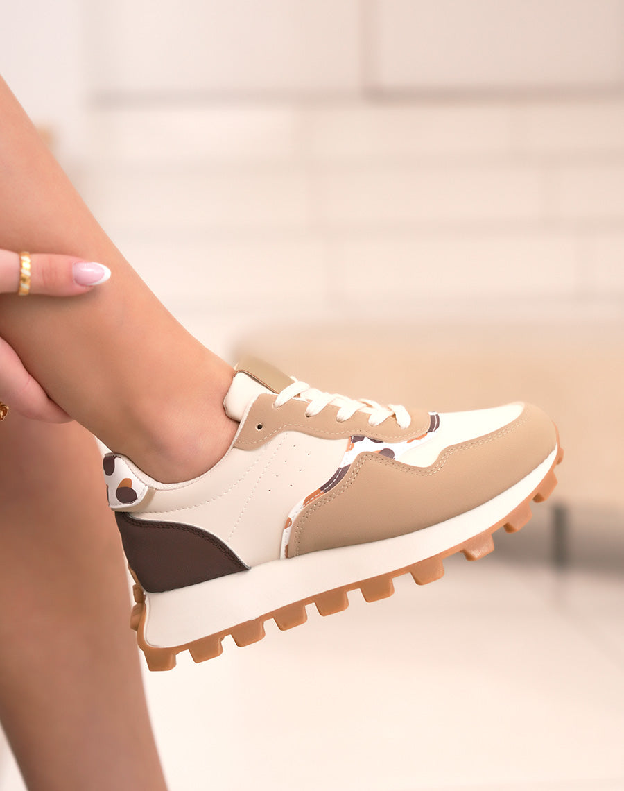Baskets femme beiges et marron tendance avec semelle crantée et détails vachette