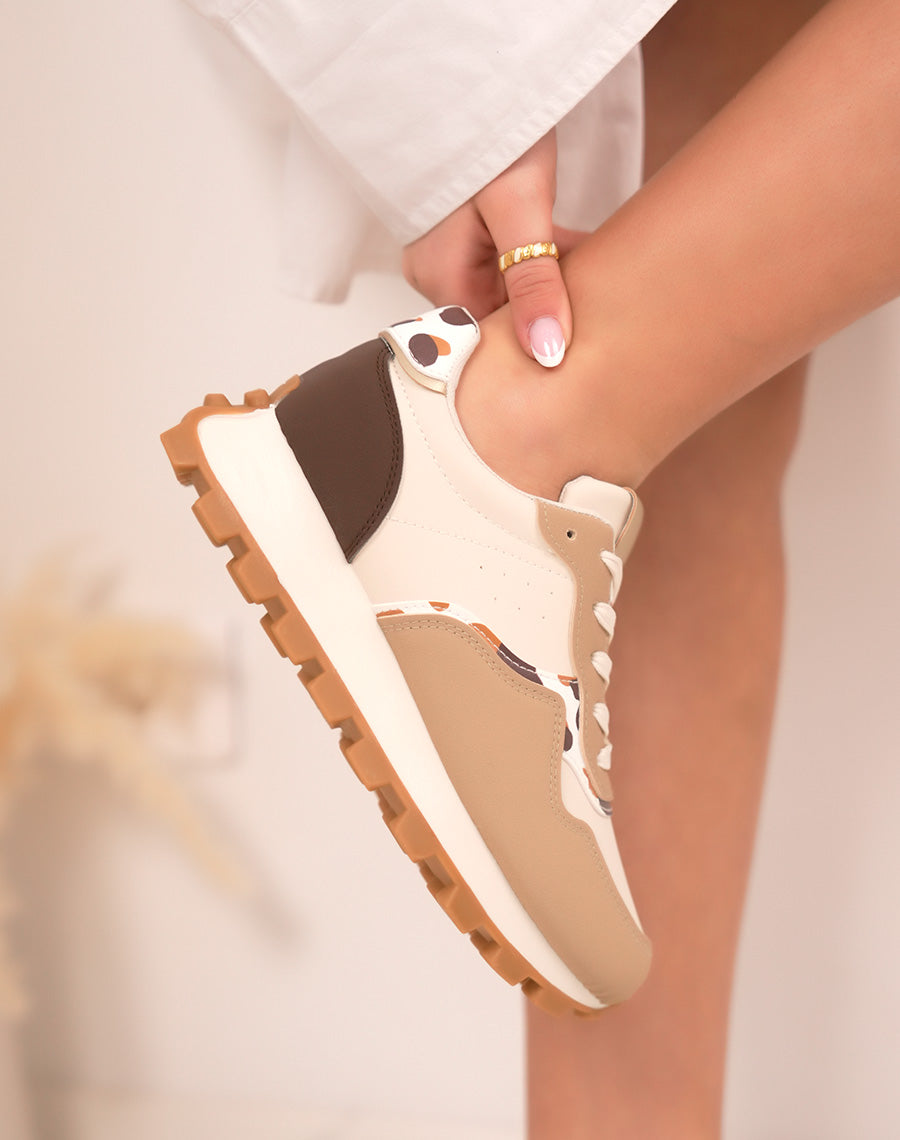 Baskets femme beiges et marron tendance avec semelle crantée et détails vachette
