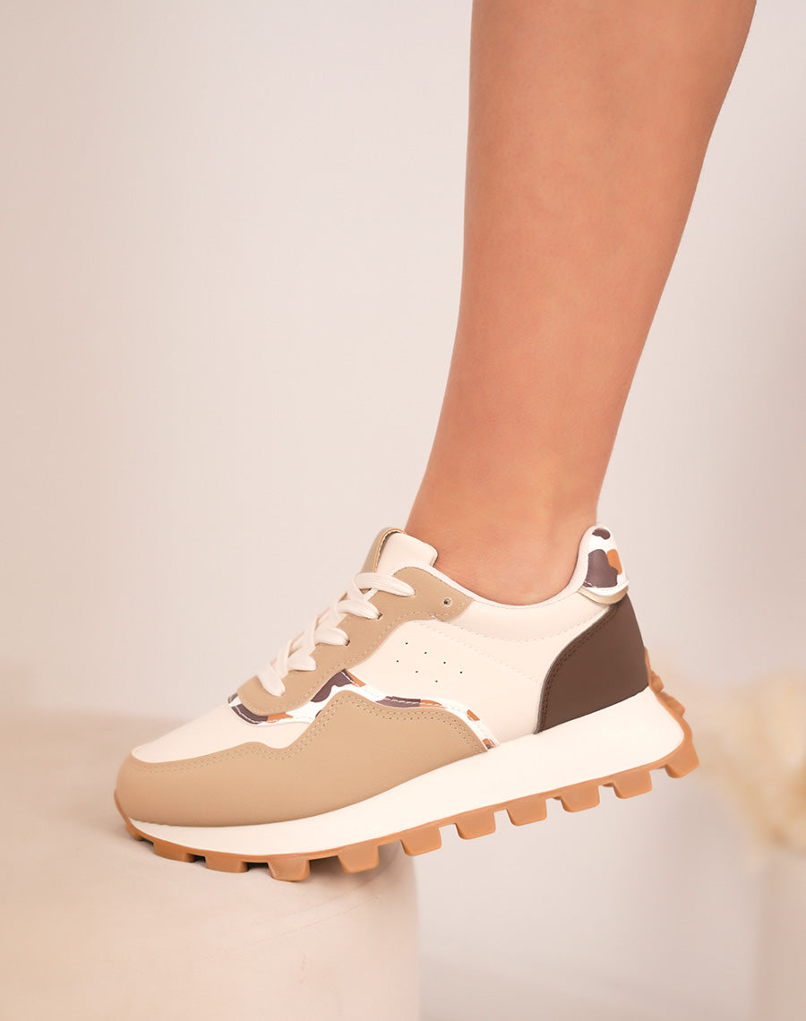 Baskets femme beiges et marron tendance avec semelle crantée et détails vachette