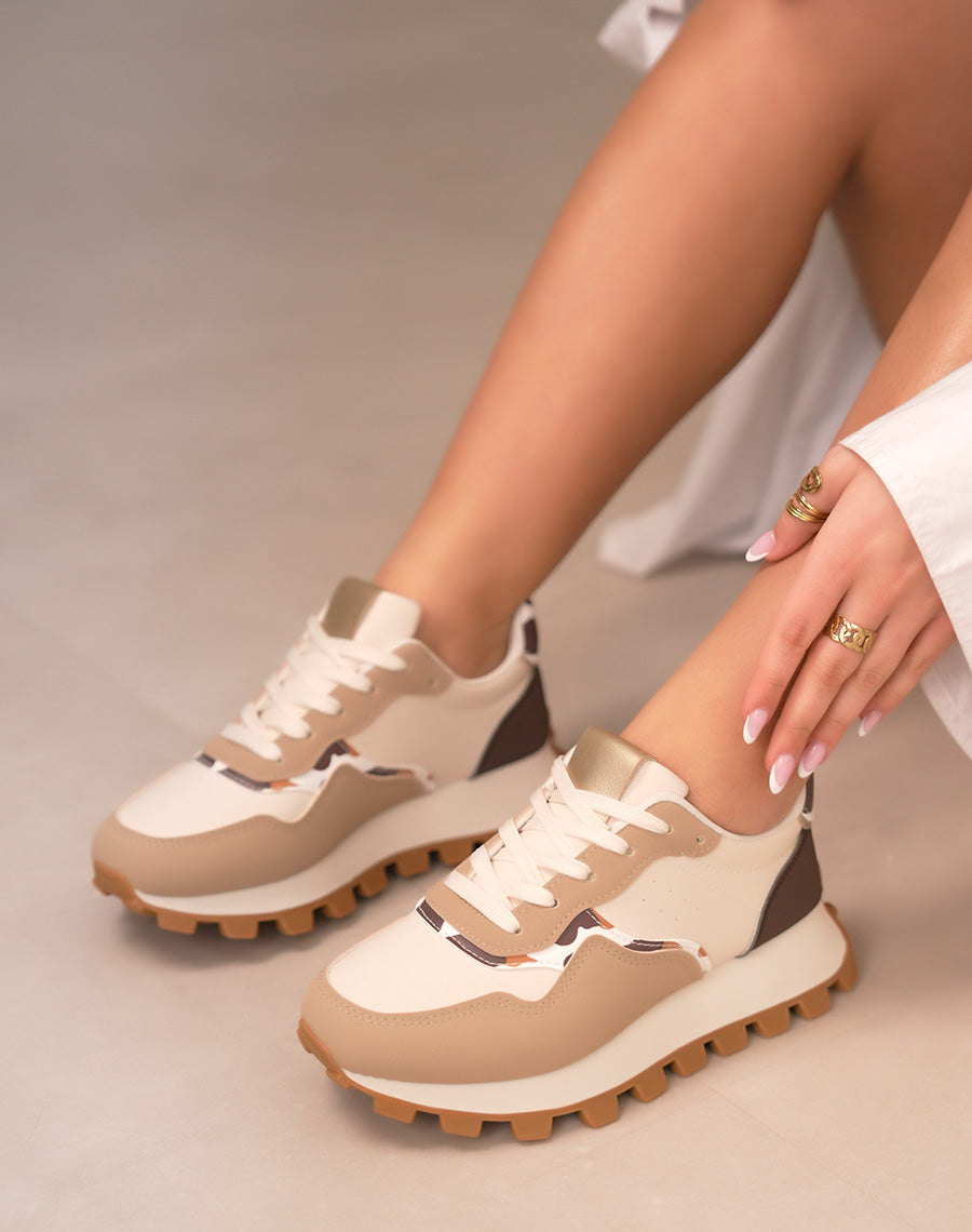 Baskets femme beiges et marron tendance avec semelle crantée et détails vachette