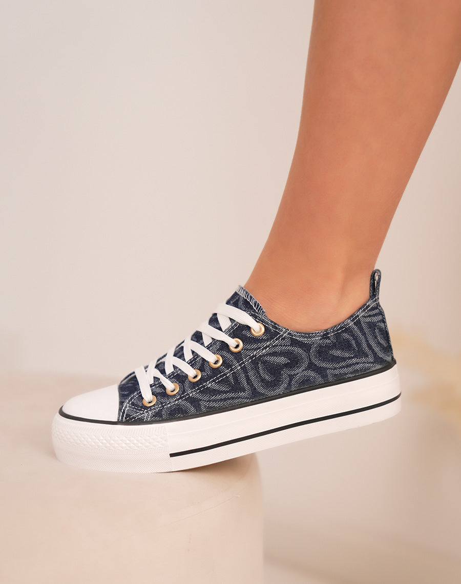 Baskets femme en jean bleu foncé tendance avec semelle épaisse et surpiqûres cœur