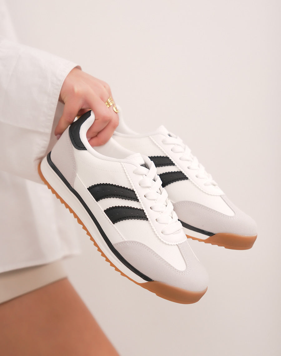 Basket femme blanche tendance avec bandes noires et empiècements contrastés