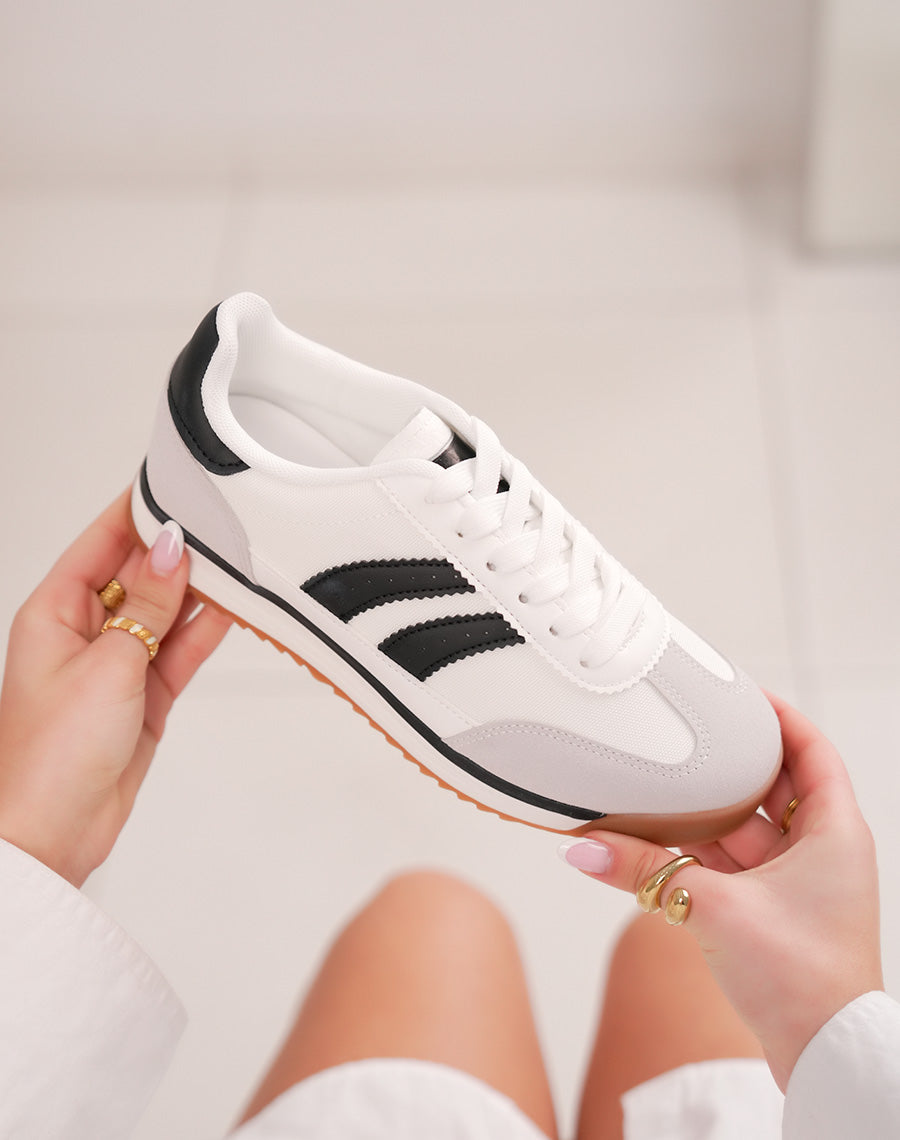 Basket femme blanche tendance avec bandes noires et empiècements contrastés