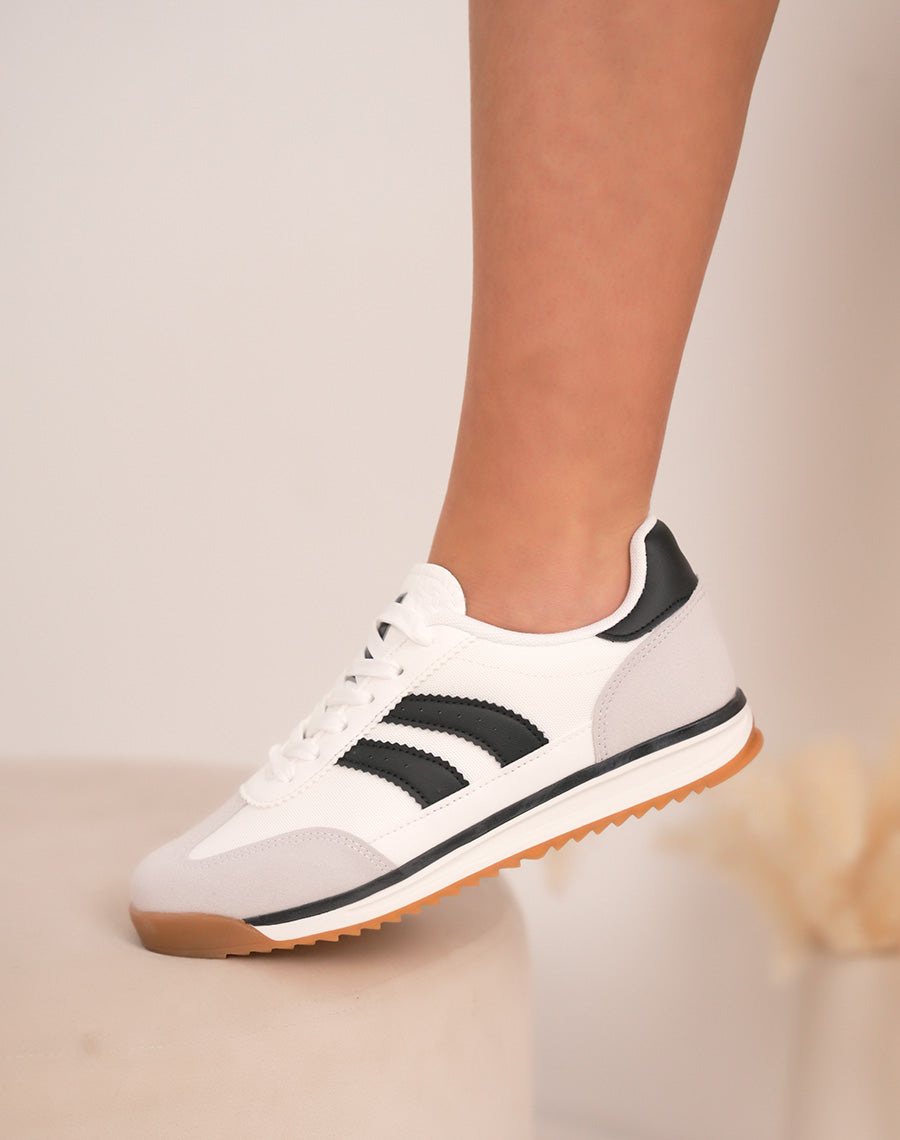 Basket femme blanche tendance avec bandes noires et empiècements contrastés