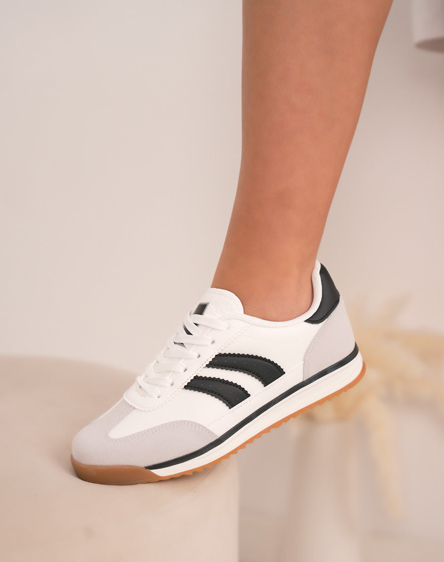 Basket femme blanche tendance avec bandes noires et empiècements contrastés