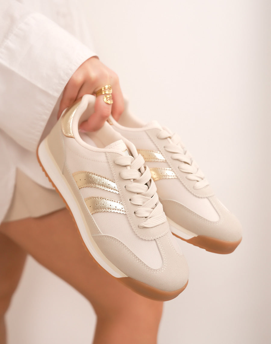 Basket femme beige tendance avec bandes dorées et semelle crantée
