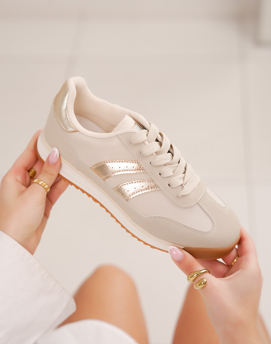 Basket femme beige tendance avec bandes dorées et semelle crantée