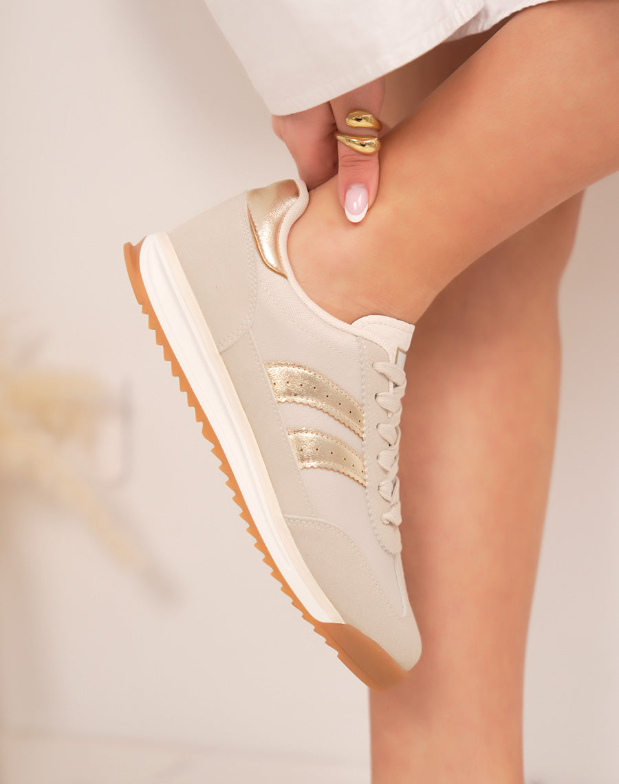Basket femme beige tendance avec bandes dorées et semelle crantée