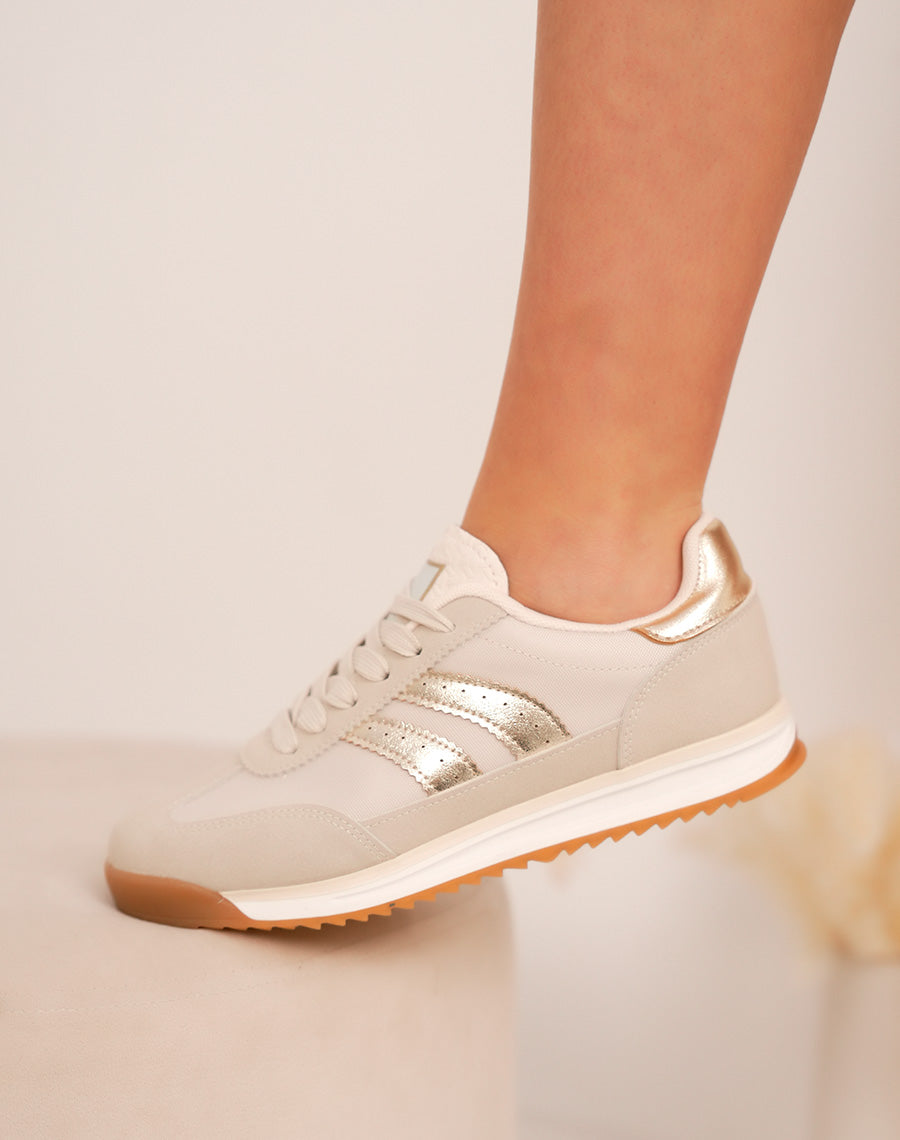 Basket femme beige tendance avec bandes dorées et semelle crantée