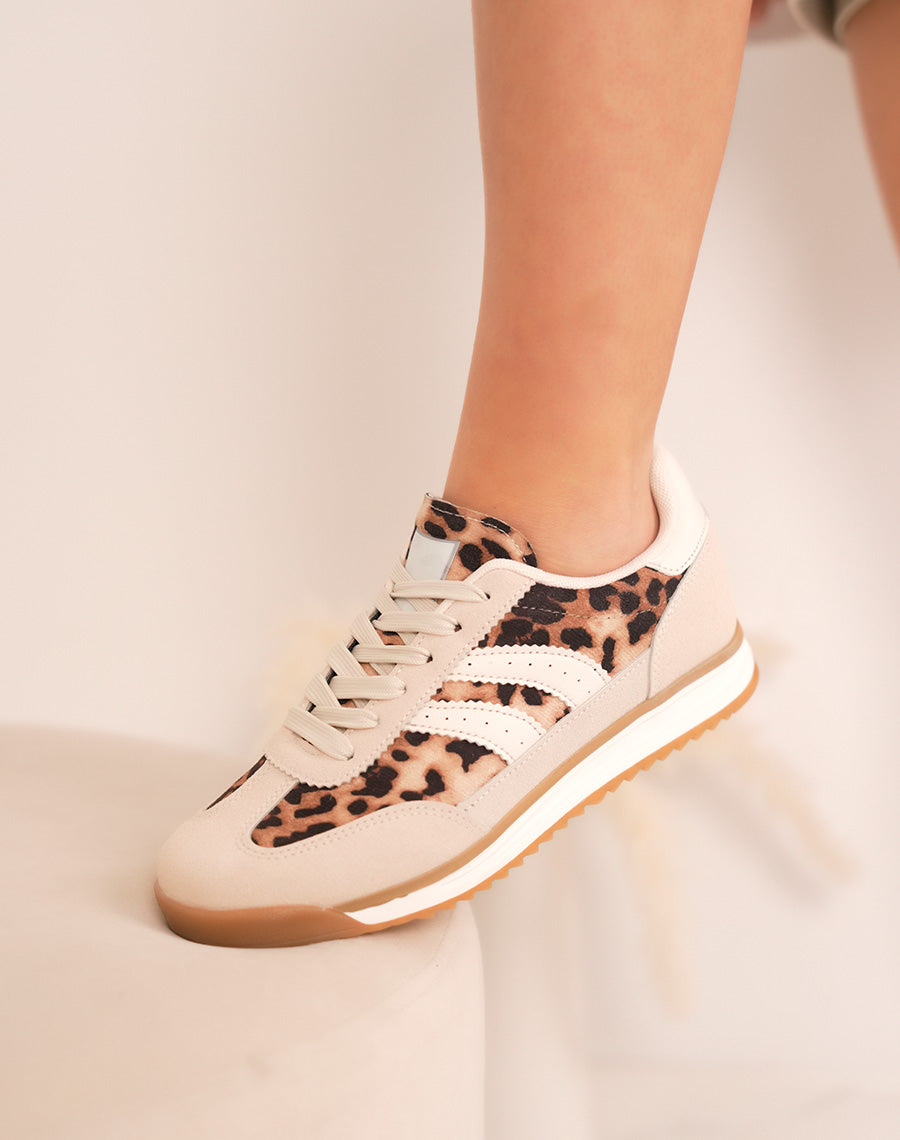 Basket femme beige avec empiècements léopard et semelle crantée