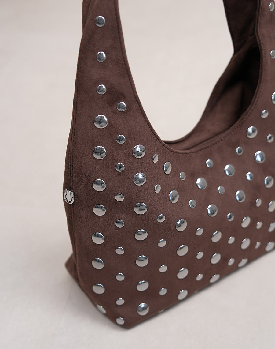 Sac besace femme marron en suédine avec clous argentés et double bandoulière