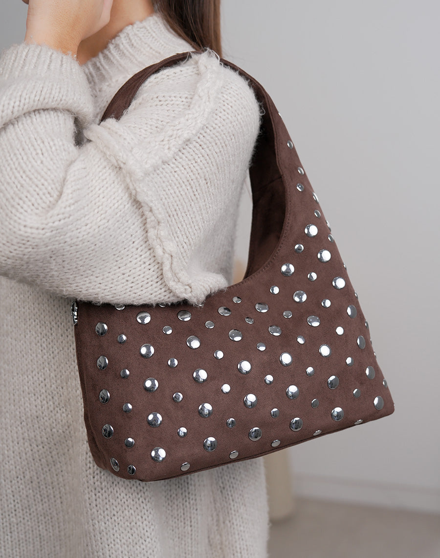 Sac besace femme marron en suédine avec clous argentés et double bandoulière