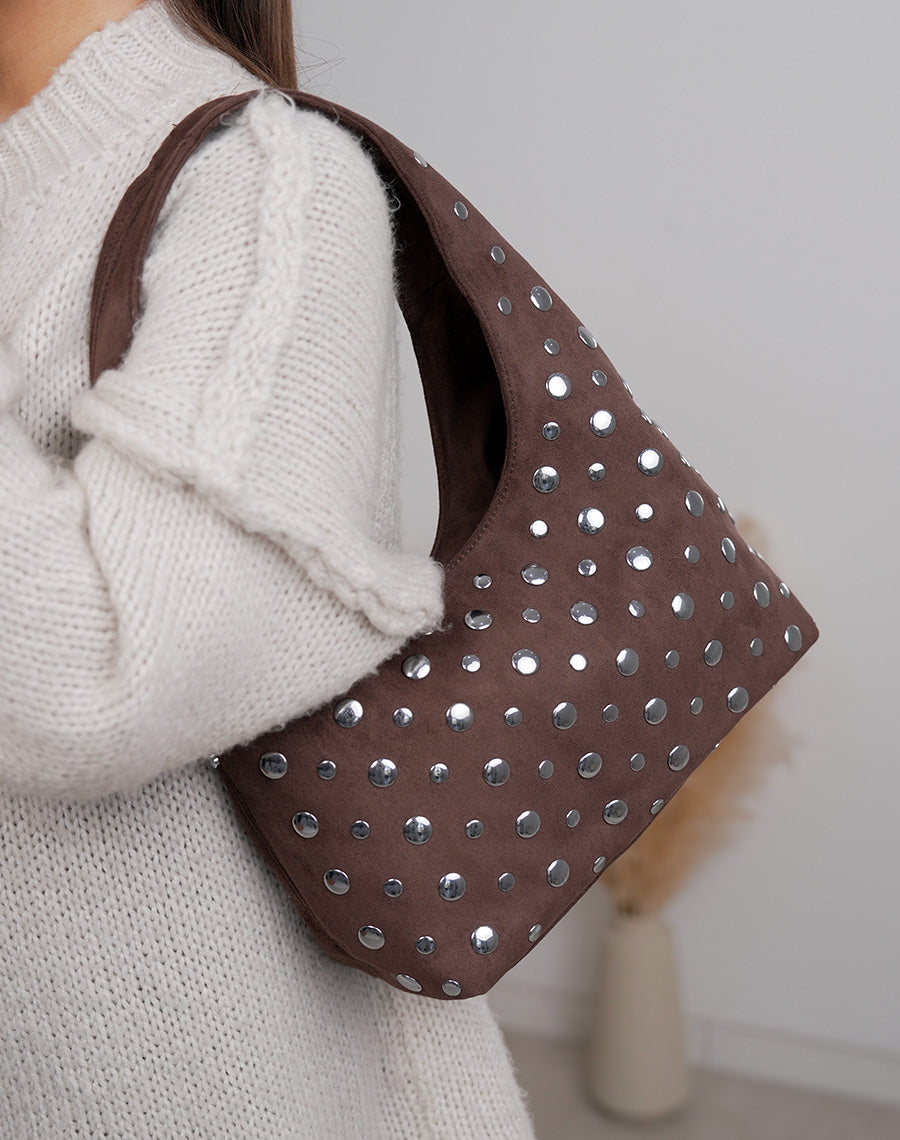 Sac besace femme marron en suédine avec clous argentés et double bandoulière