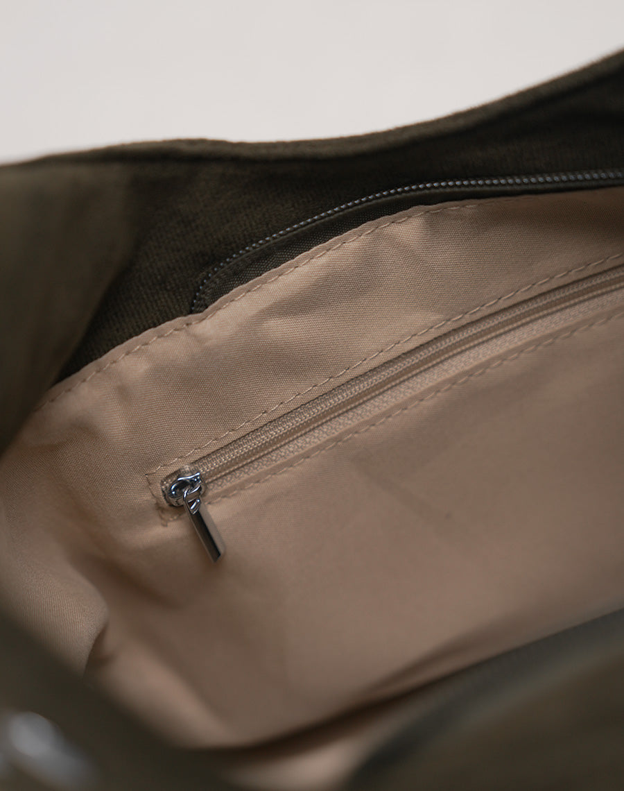 Sac besace femme kaki en suédine avec clous argentés et double bandoulière stylée