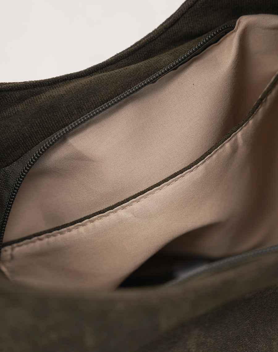 Sac besace femme kaki en suédine avec clous argentés et double bandoulière stylée