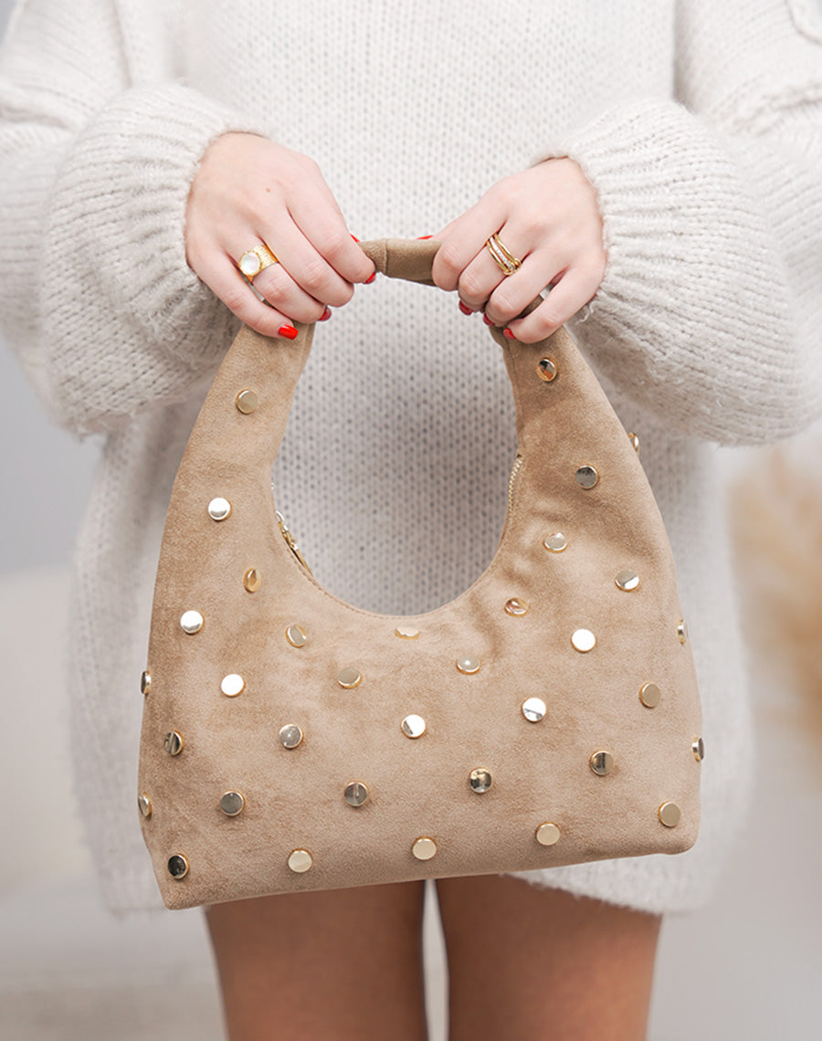 Sac besace femme beige en suédine avec clous dorés chic et pratique