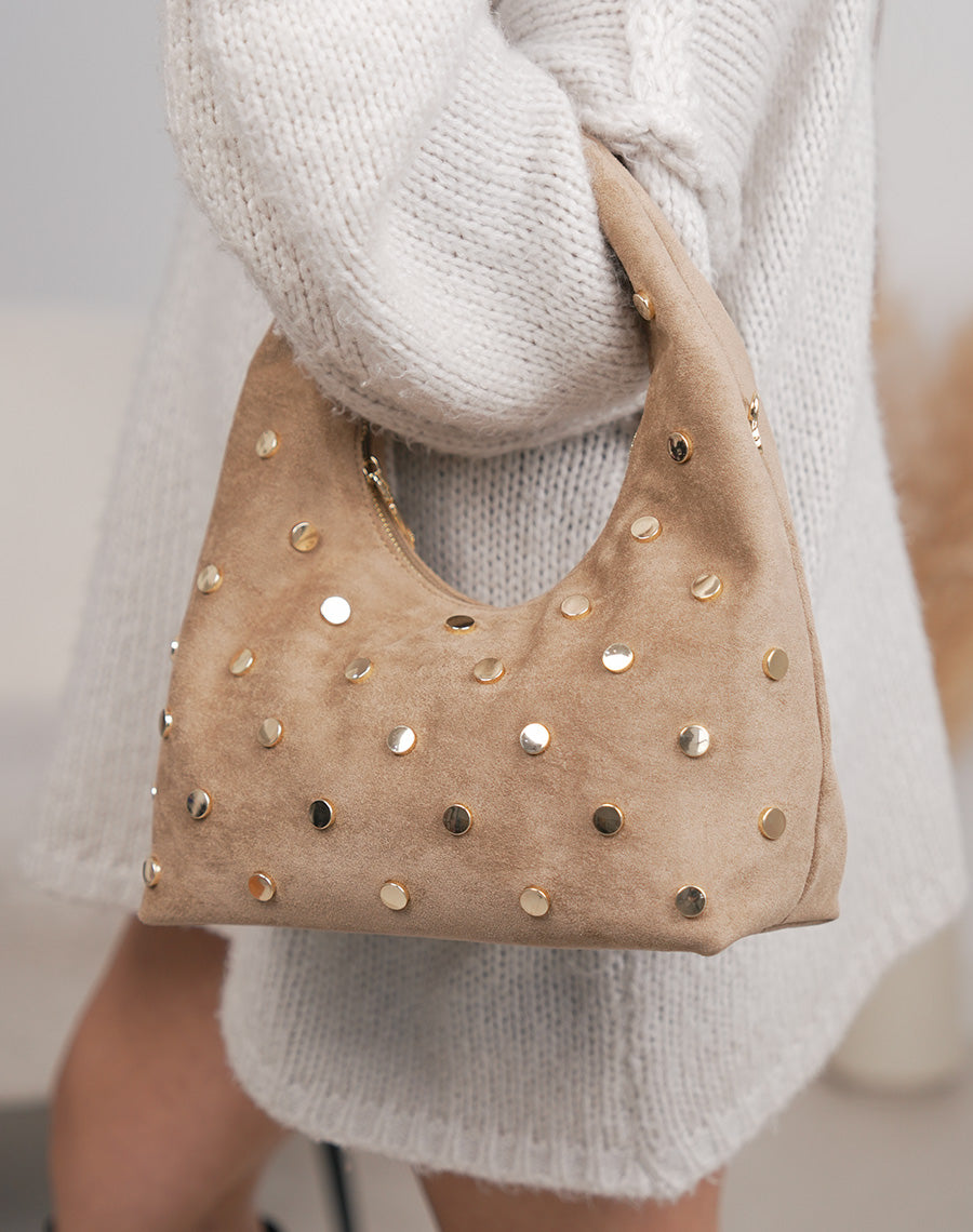 Sac besace femme beige en suédine avec clous dorés chic et pratique