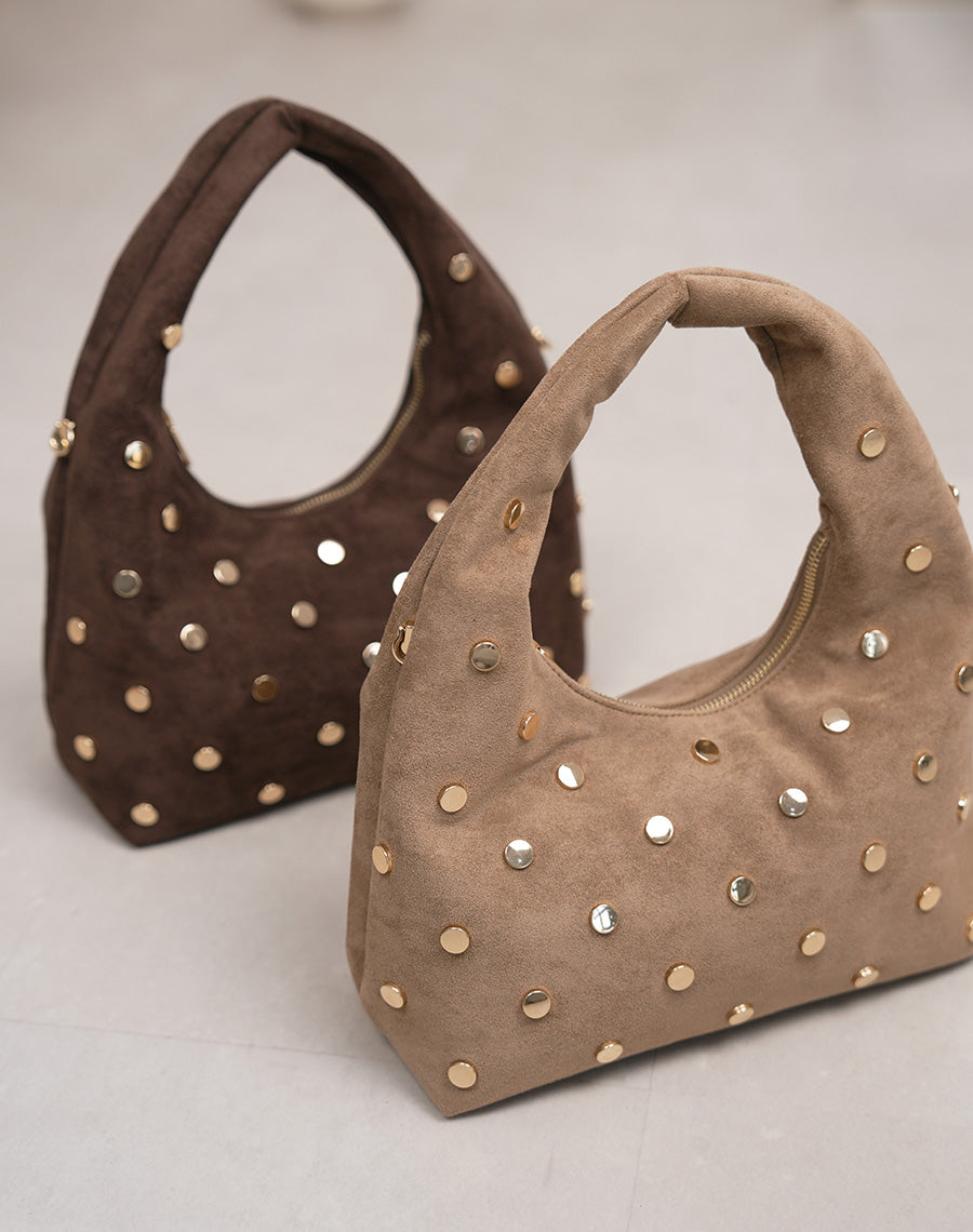 Sac besace femme beige en suédine avec clous dorés chic et pratique