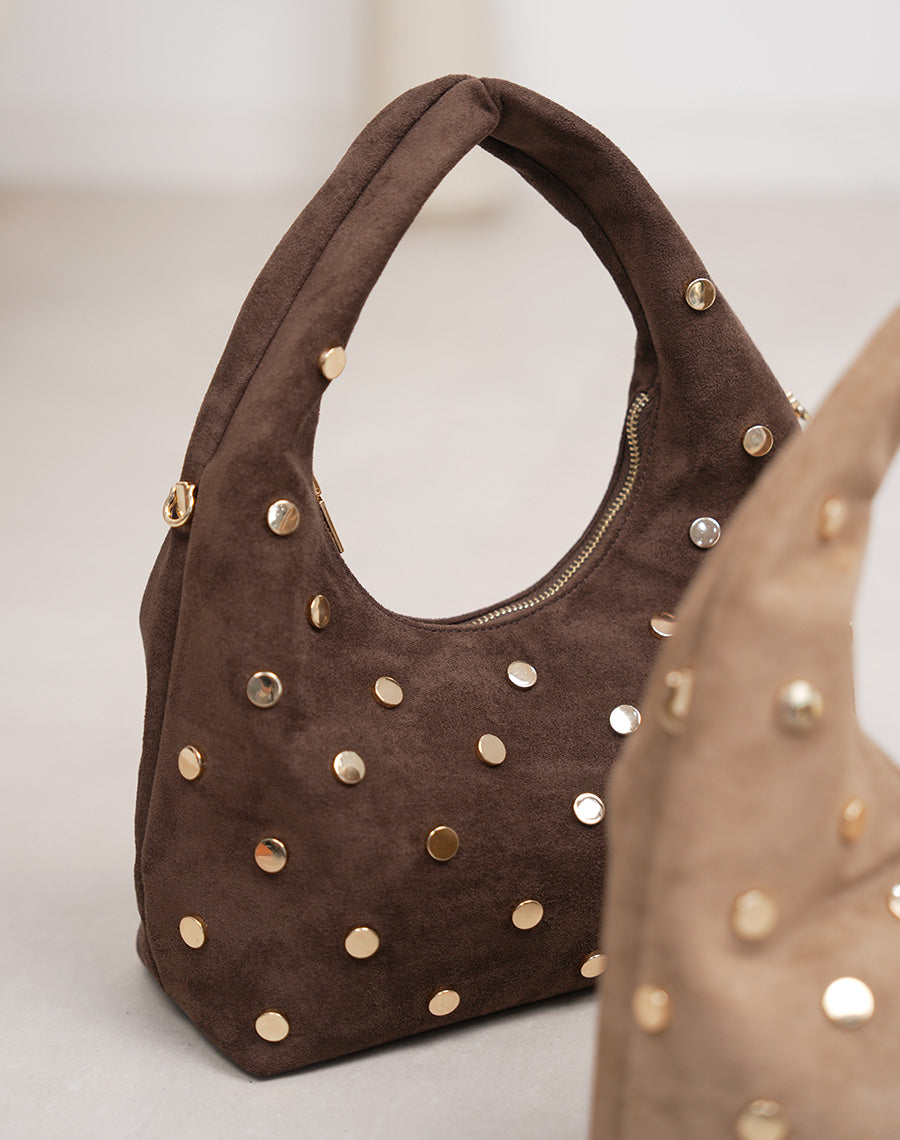 Sac besace marron en suédine avec clous dorés – Élégance rock et tendance