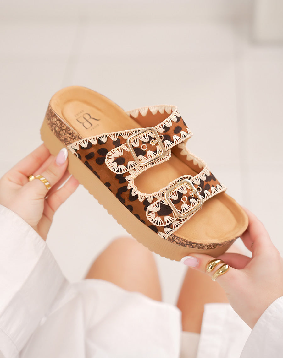 Mules femme léopard à brides tissées avec boucles dorées et semelle plateforme beige
