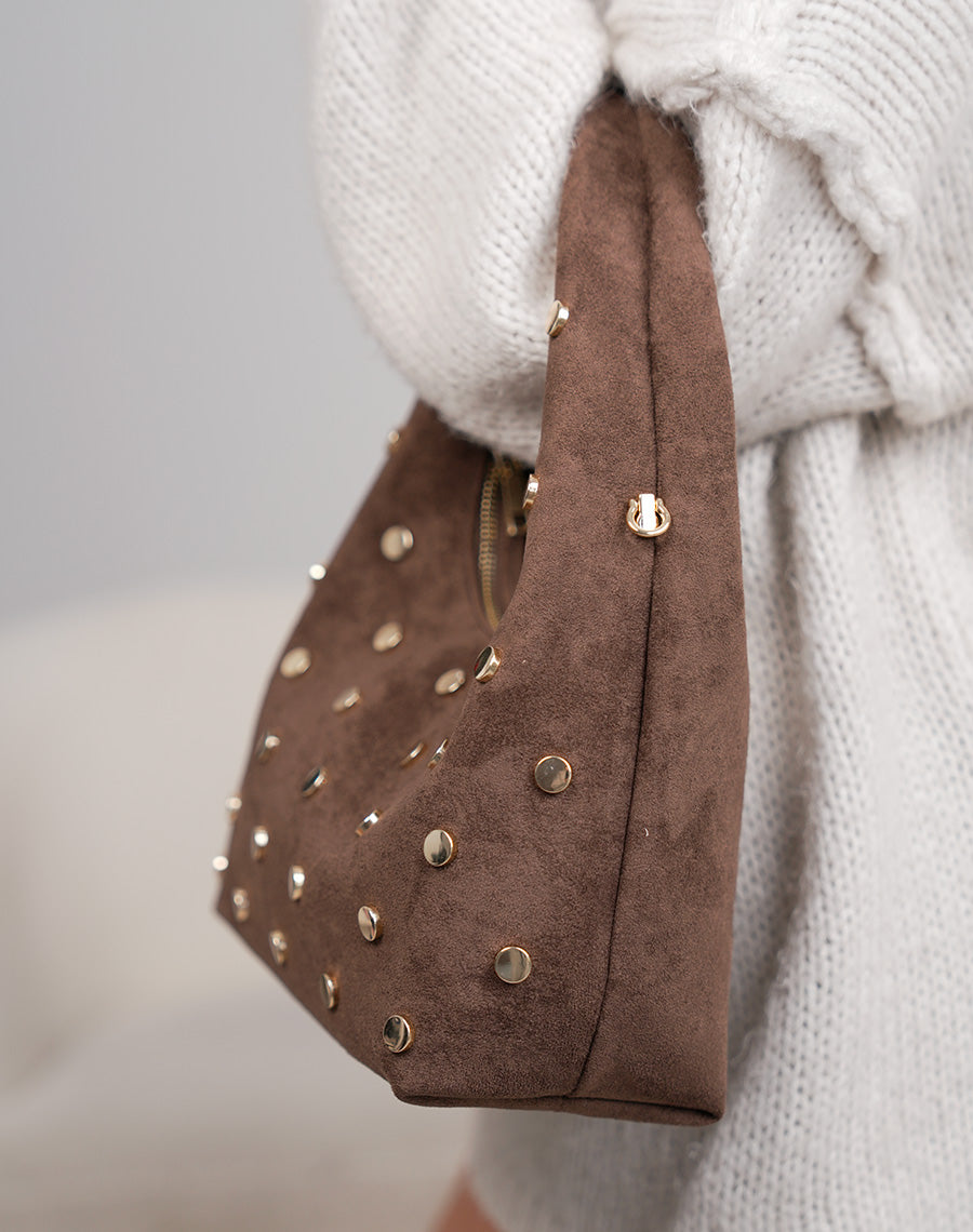 Sac besace marron en suédine avec clous dorés – Élégance rock et tendance