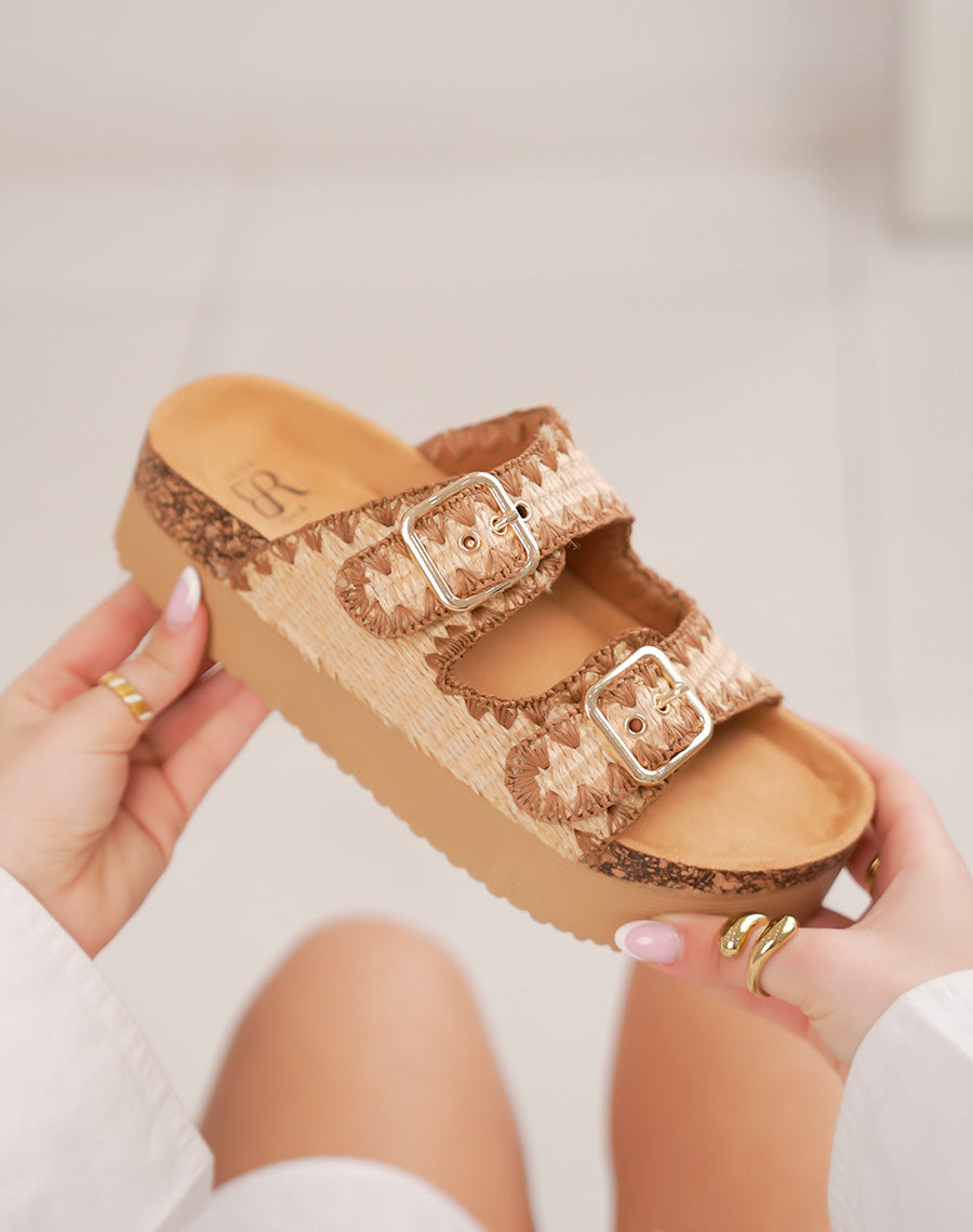 Mules femme effet corde camel à brides tressées et boucles dorées sur plateforme beige