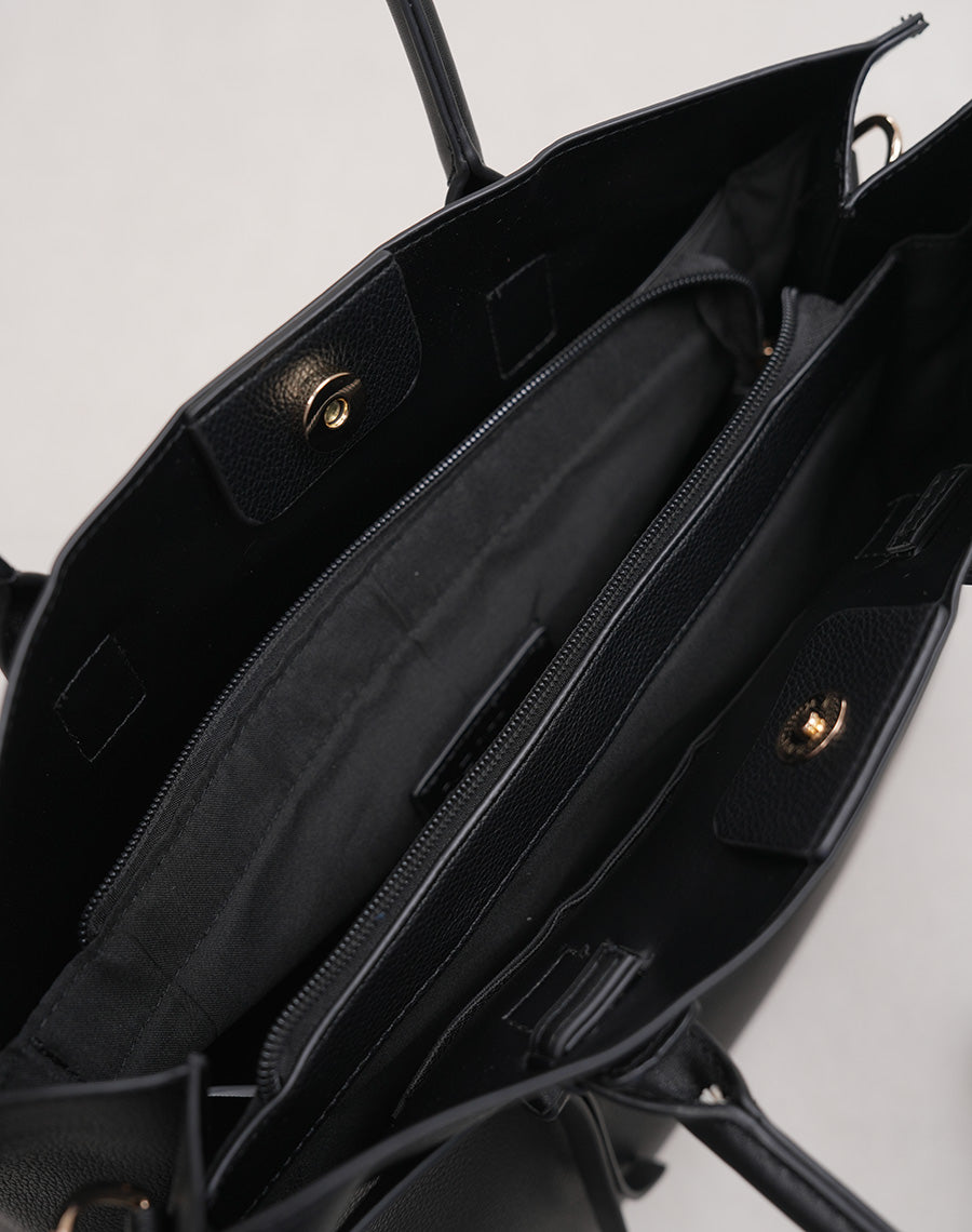 Sac noir effet grainé avec boucle décorative – Élégance et fonctionnalité au quotidien