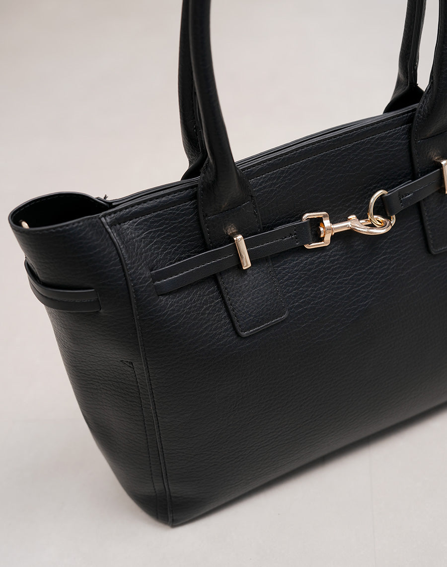 Sac noir effet grain avec sangle décorative et détail doré