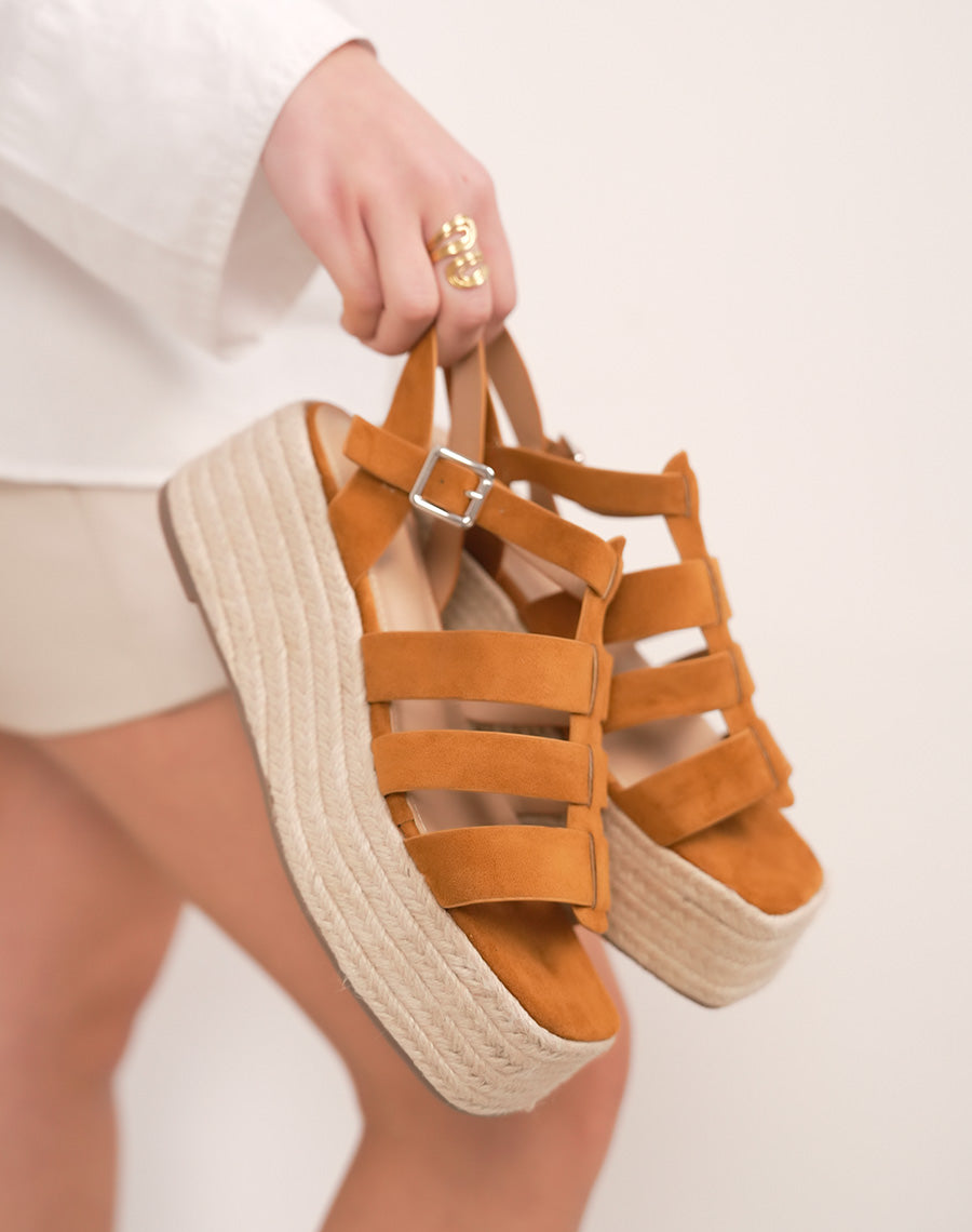 Sandales compensées femme camel en suédine avec multiples brides et semelle corde