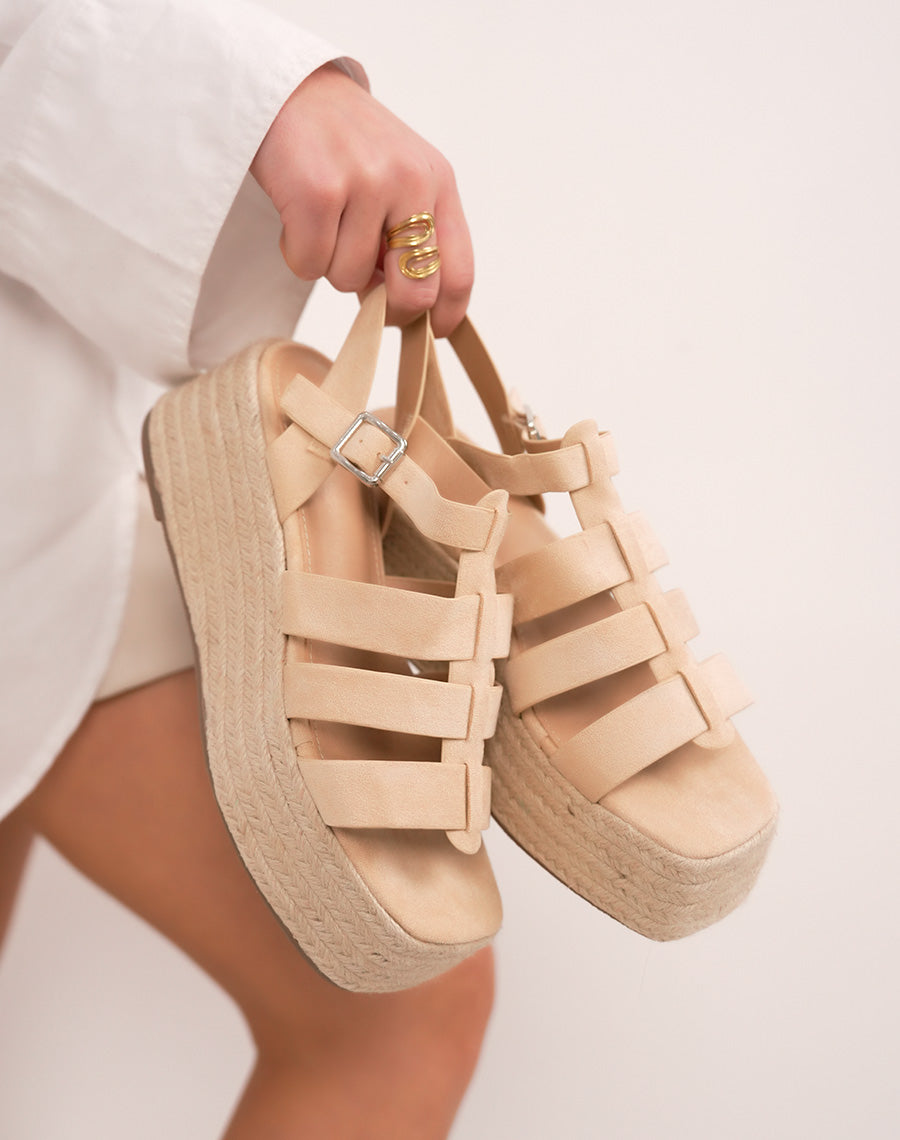 Sandales compensées femme beige en suédine avec multiples brides et semelle effet corde