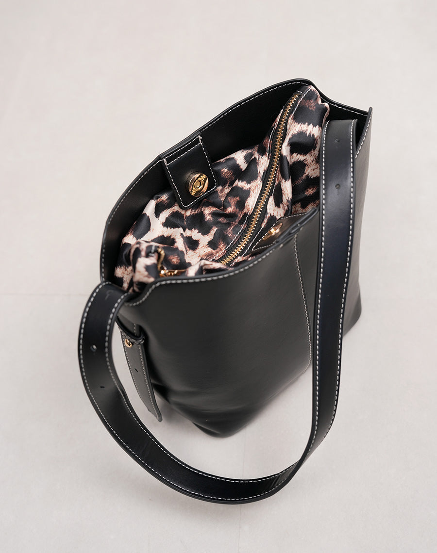 Sac seau noir avec pochette léopard intégrée