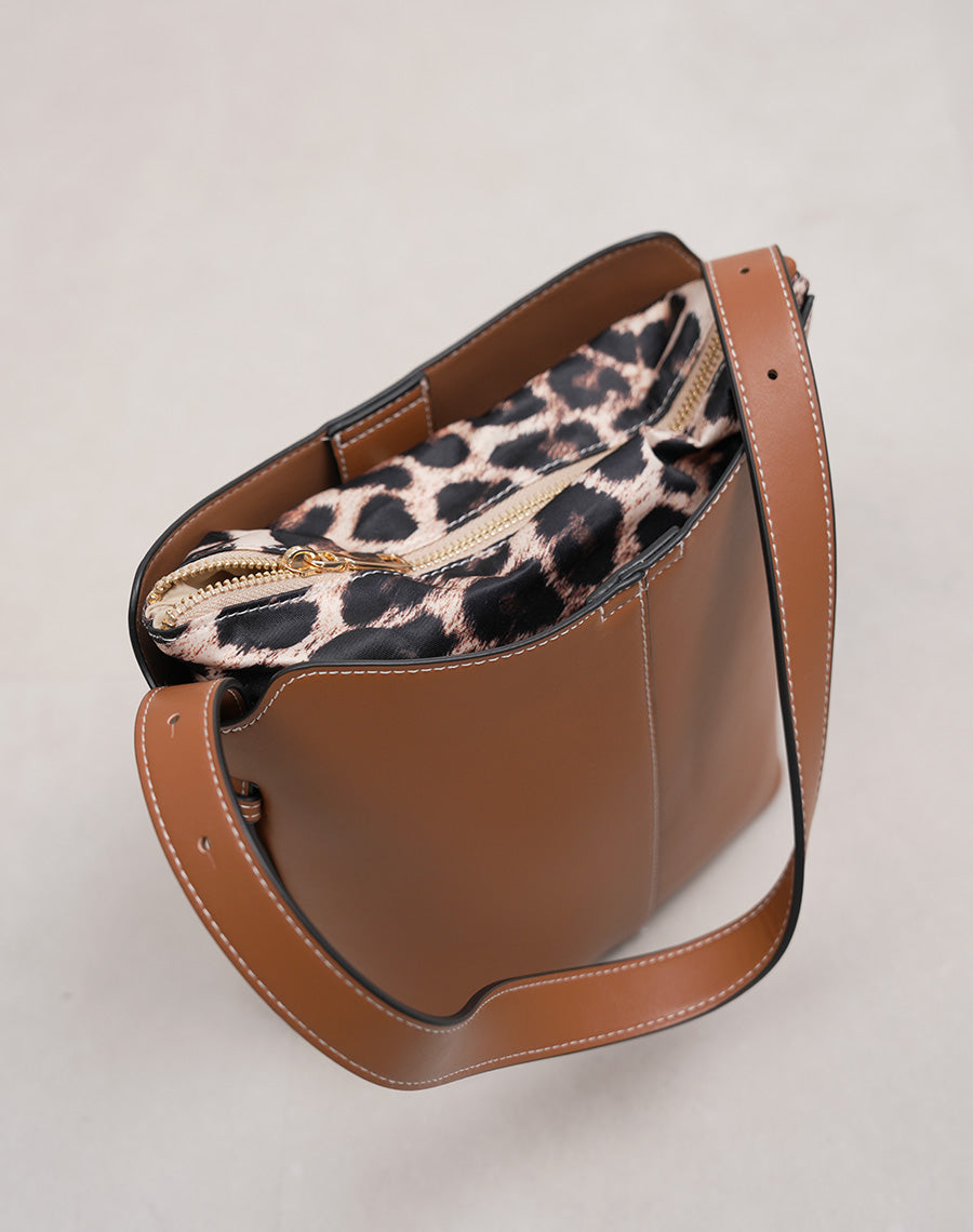 Sac seau camel avec pochette léopard intégrée