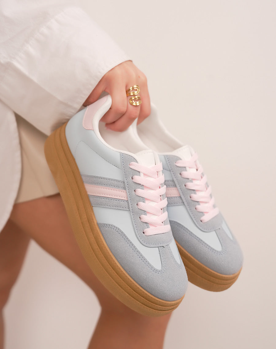 Baskets femme bleu pastel à triple semelle camel avec détails rose tendance