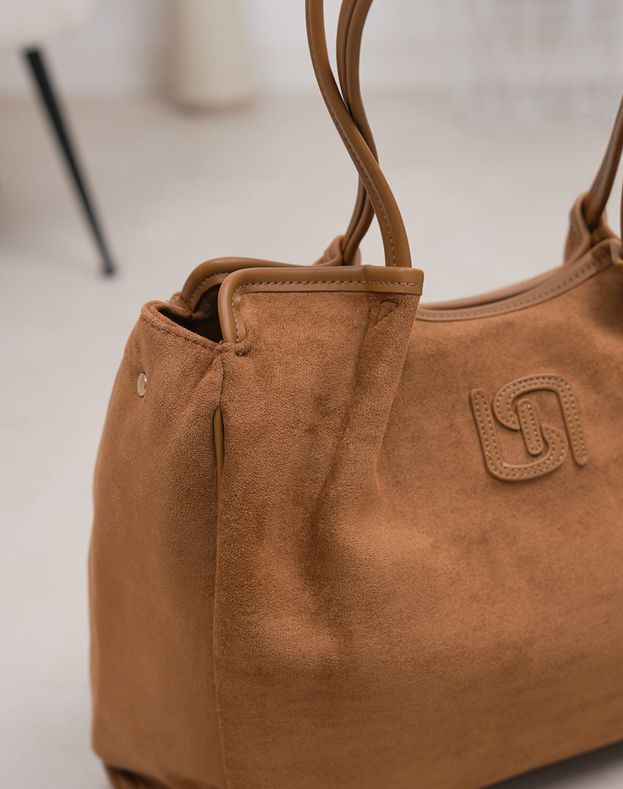 Sac camel en suédine avec détail en similicuir
