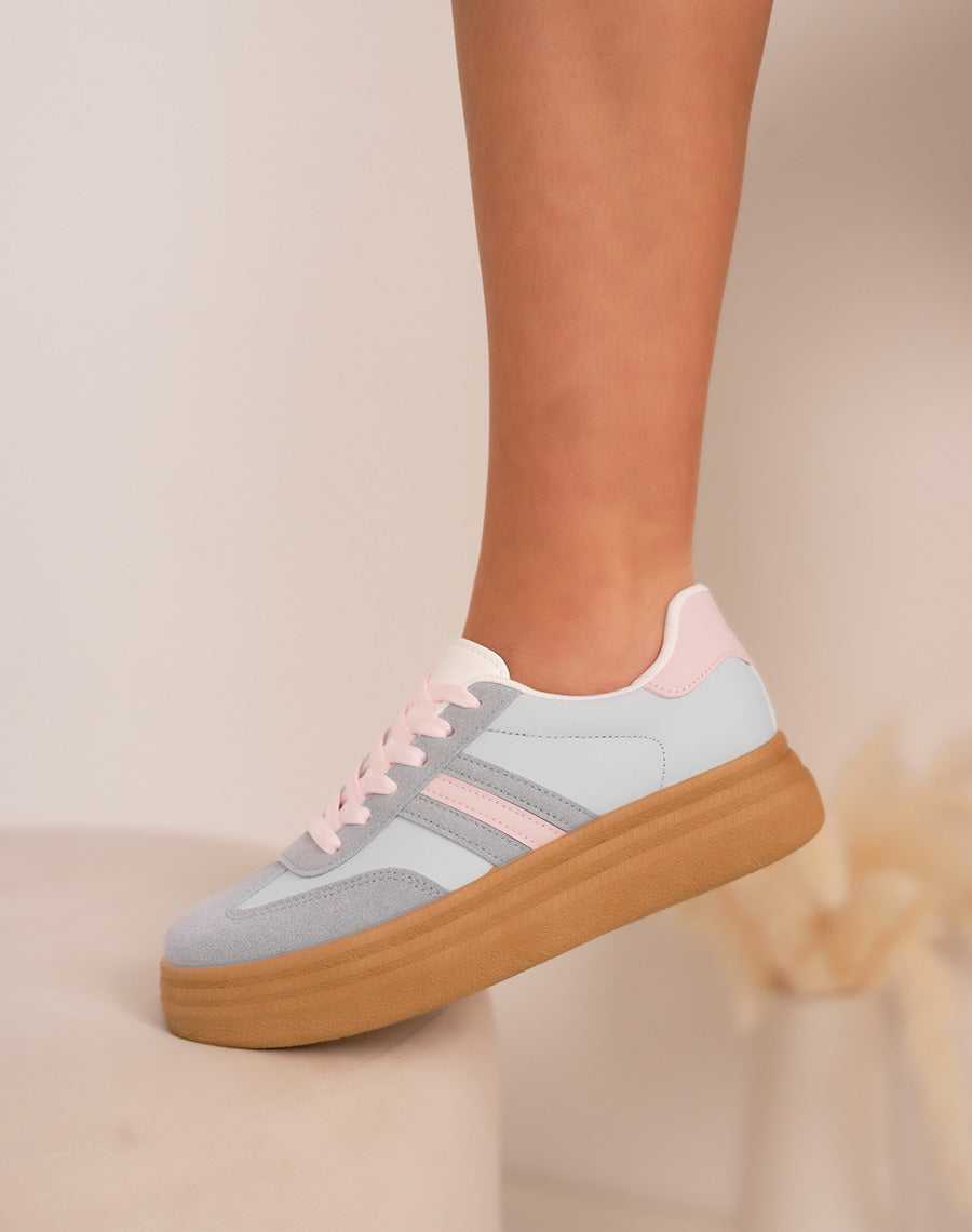 Baskets femme bleu pastel à triple semelle camel avec détails rose tendance