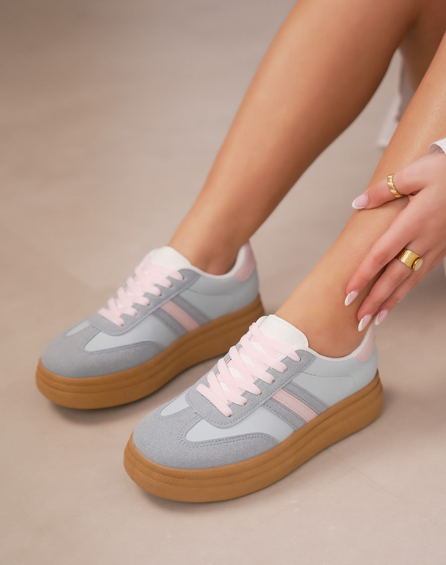 Baskets femme bleu pastel à triple semelle camel avec détails rose tendance