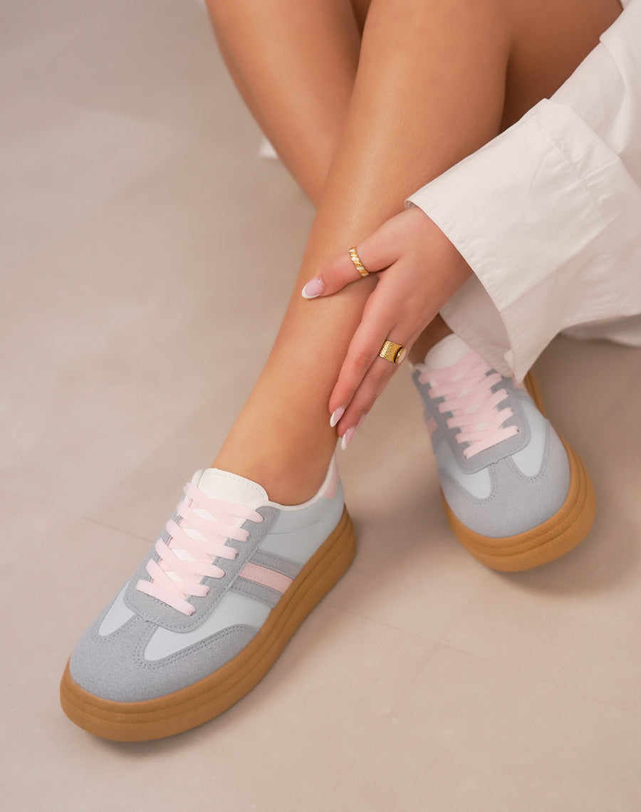 Baskets femme bleu pastel à triple semelle camel avec détails rose tendance