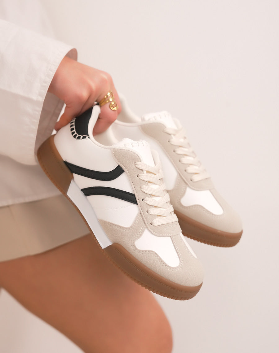 Baskets femme blanches avec détails noirs, suédine grise et surpiqûres beiges