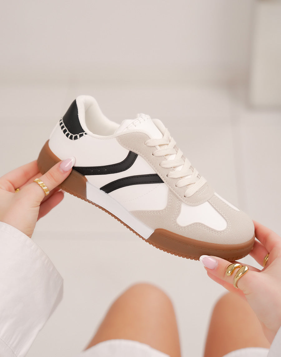 Baskets femme blanches avec détails noirs, suédine grise et surpiqûres beiges