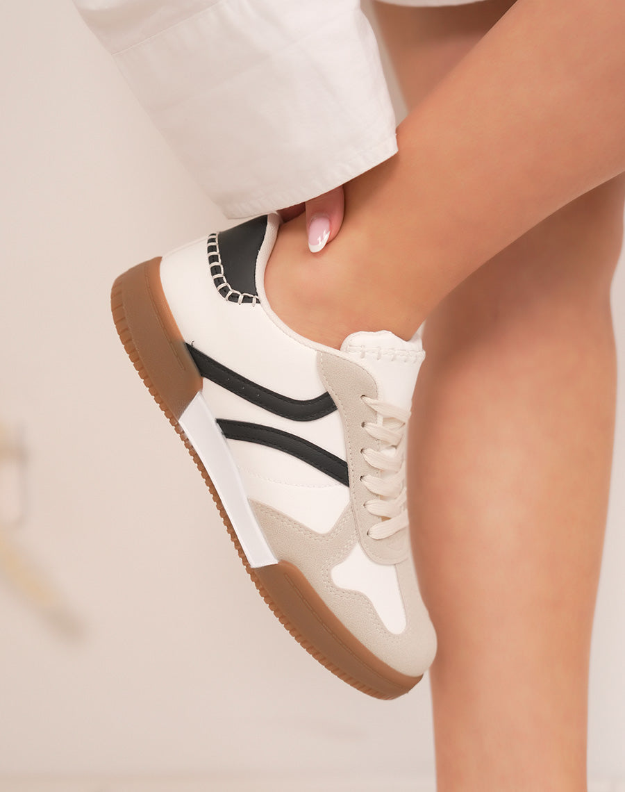 Baskets femme blanches avec détails noirs, suédine grise et surpiqûres beiges