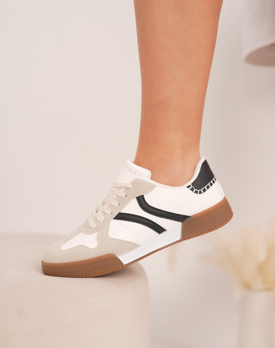 Baskets femme blanches avec détails noirs, suédine grise et surpiqûres beiges