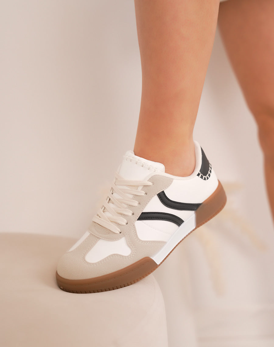 Baskets femme blanches avec détails noirs, suédine grise et surpiqûres beiges