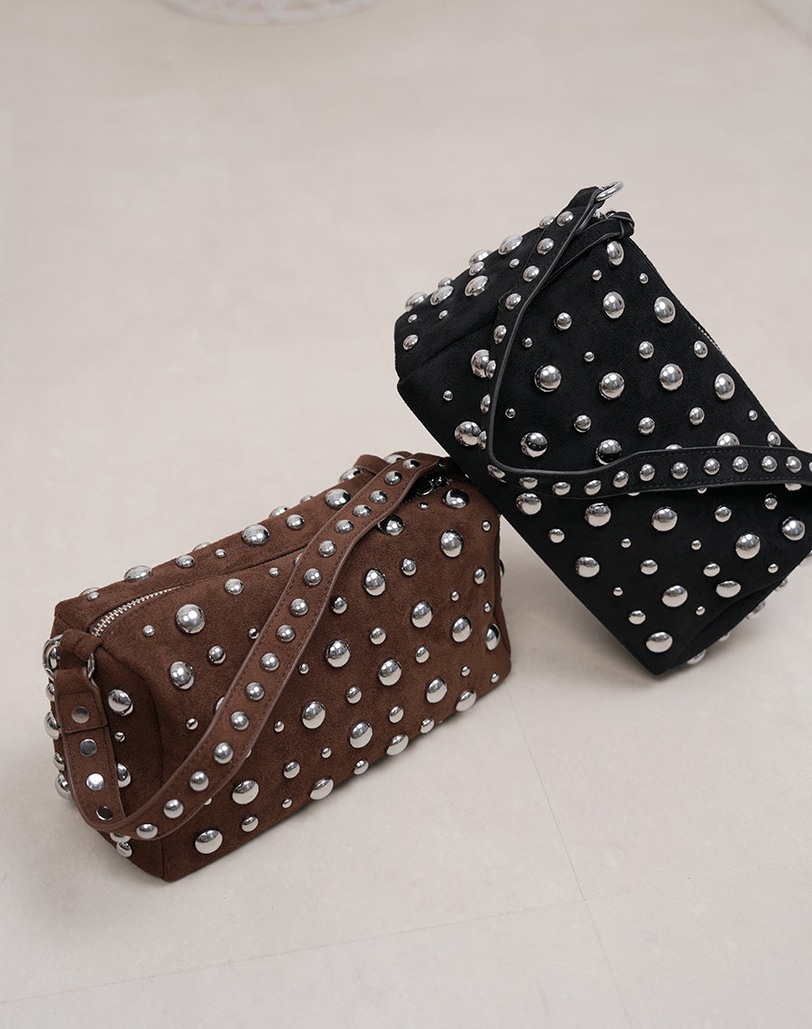 Sac pochette noir en suédine à clous argentés