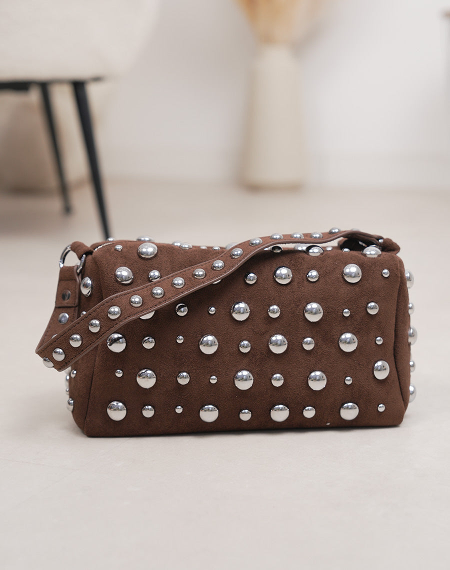Sac pochette marron en suédine à clous argentés